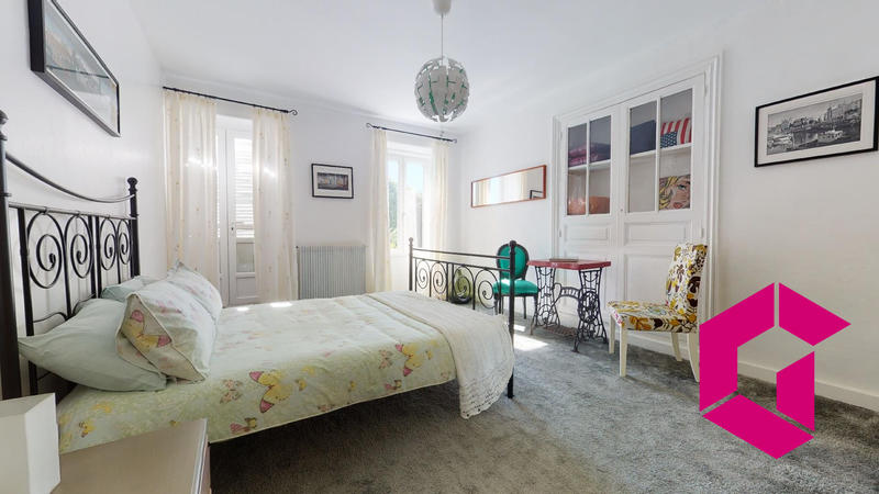 Maison - 300 m² - 16 pièces