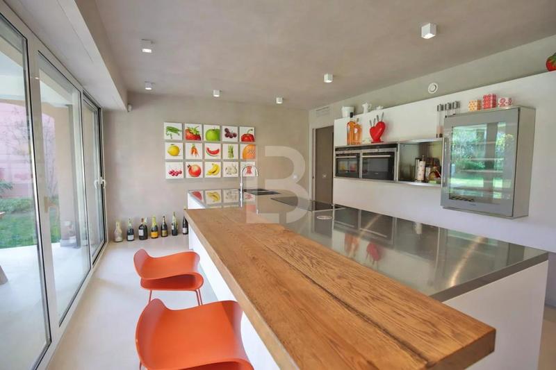 Villa - 240 m² - 8 pièces