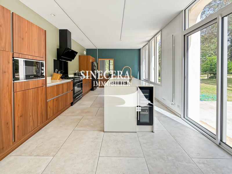 Propriété - 360 m² - 14 pièces