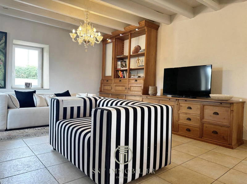 Maison - 221 m² - 7 pièces