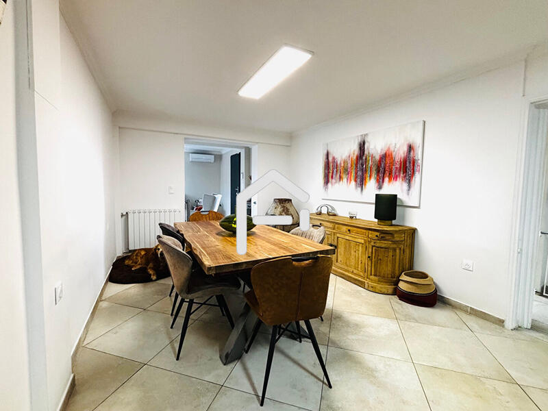 Maison - 218 m² - 9 pièces