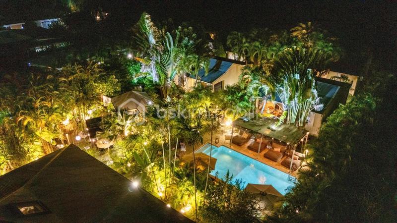 Propriété - 256 m² - 14 pièces