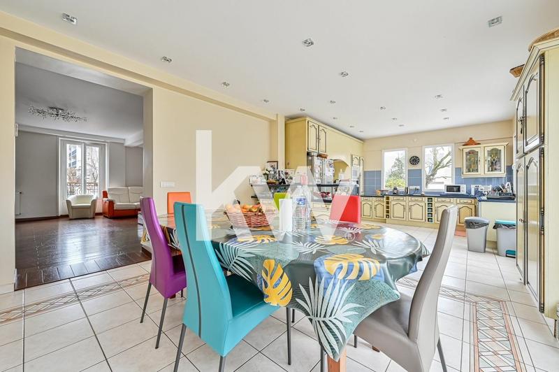 Maison - 230 m² - 8 pièces