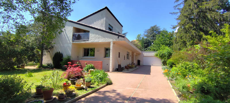 Maison - 240 m² - 8 pièces