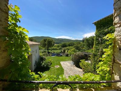 Maison - 330 m² - 11 pièces