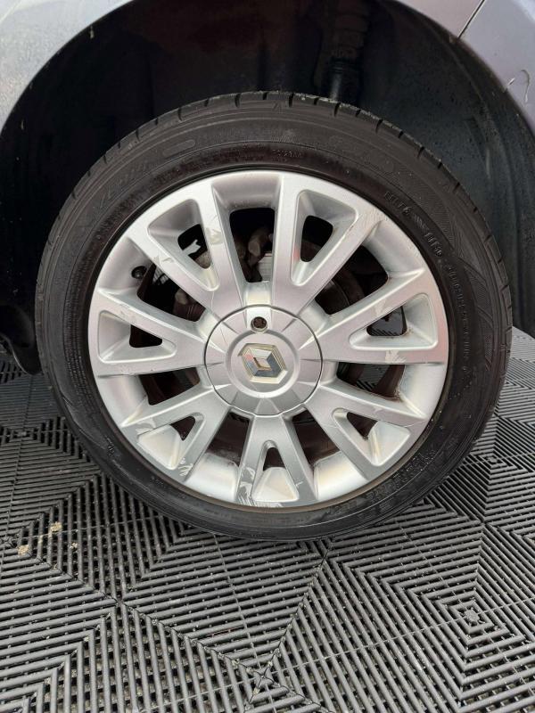 Renault Clio III 1.2i 101cv Rip Curl