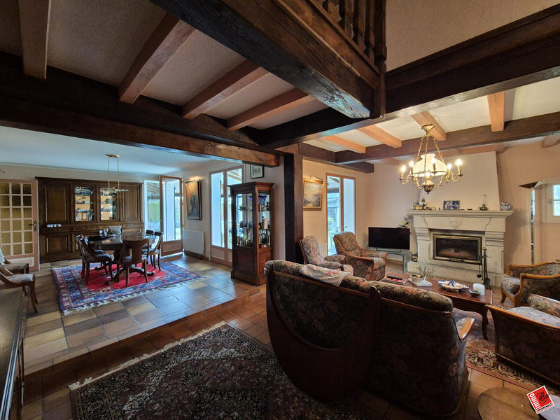 Maison traditionnelle - 188 m² - 10 pièces