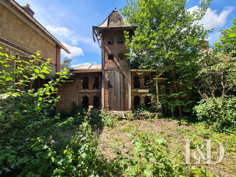 Maison - 230 m² - 13 pièces