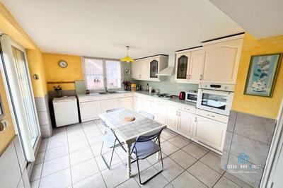 Maison traditionnelle - 222 m² - 7 pièces