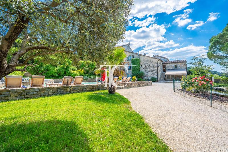 Maison - 397 m² - 12 pièces