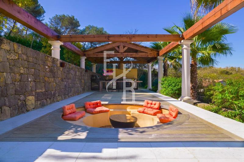 Villa - 329 m² - 10 pièces
