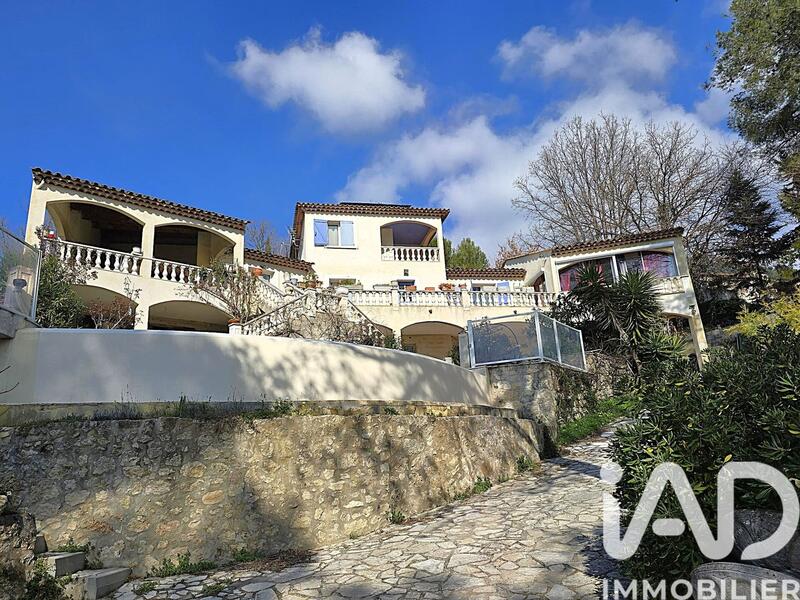 Maison - 225 m² - 7 pièces