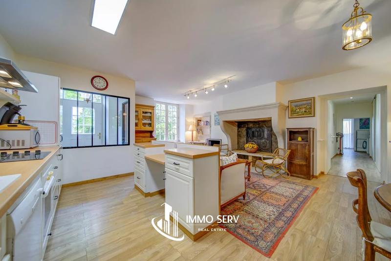 Maison - 600 m² - 16 pièces