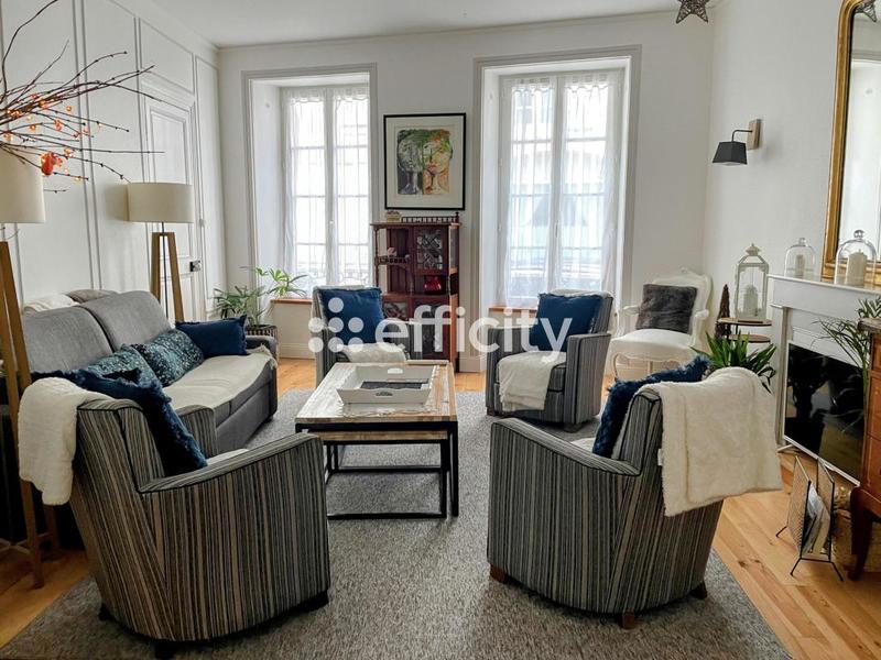 Maison - 210 m² - 8 pièces