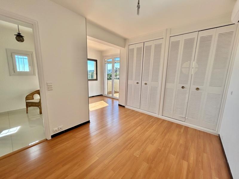 Maison - 240 m² - 8 pièces