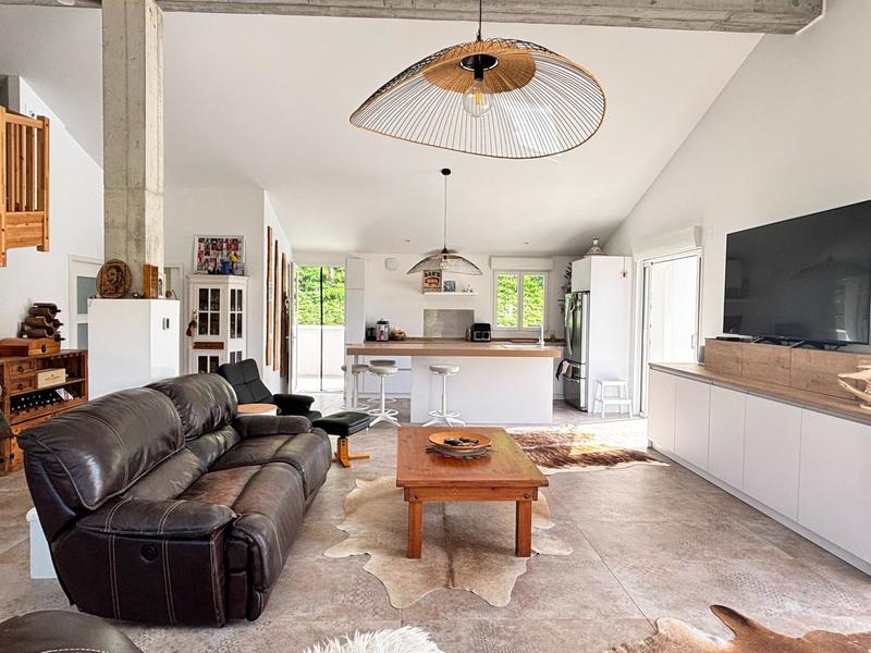 Maison - 185 m² - 8 pièces