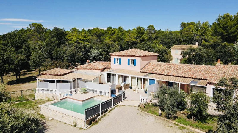 Propriété - 310 m² - 10 pièces