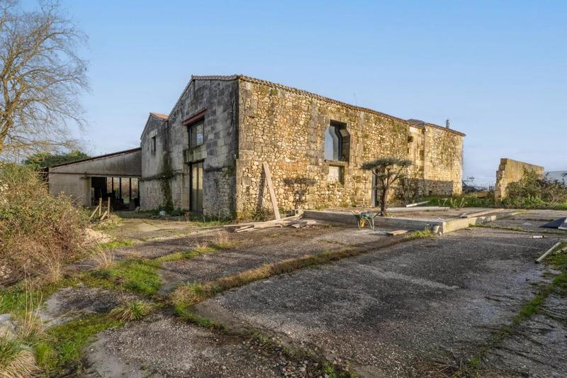 Maison en pierre - 450 m² - 7 pièces