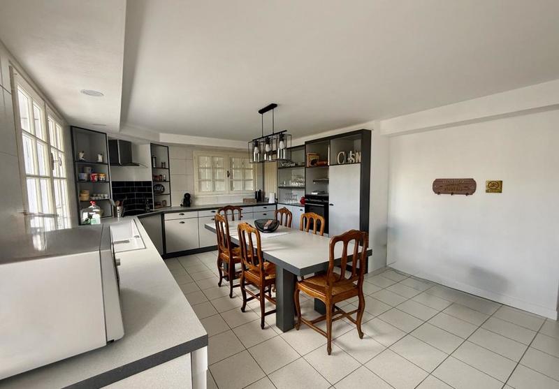 Propriété - 280 m² - 15 pièces