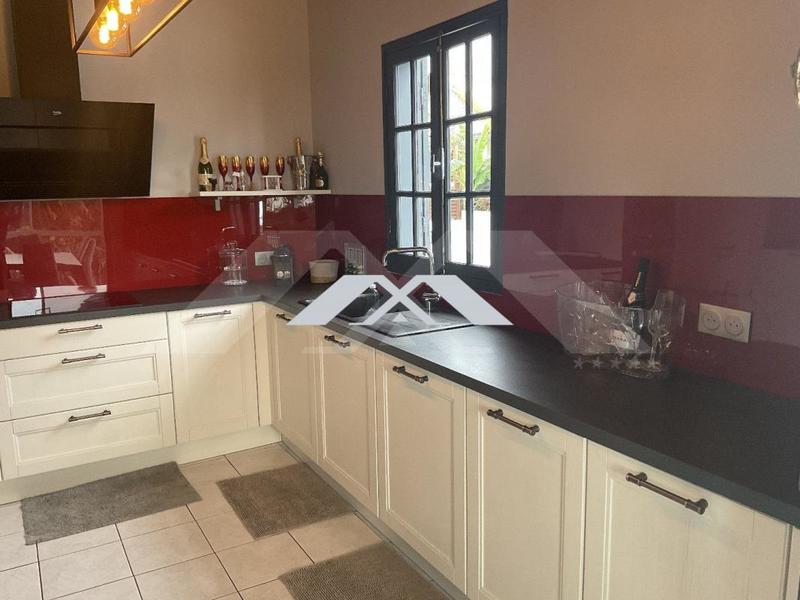 Maison - 330 m² - 8 pièces