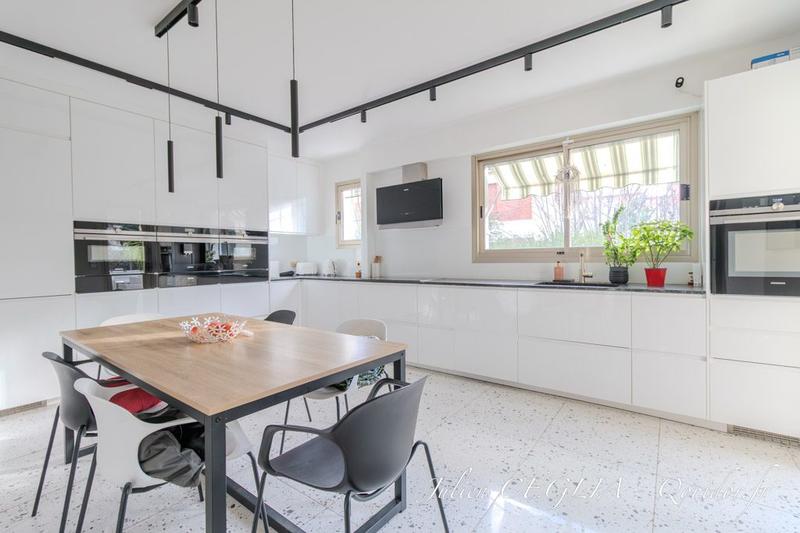 Maison - 291 m² - 11 pièces