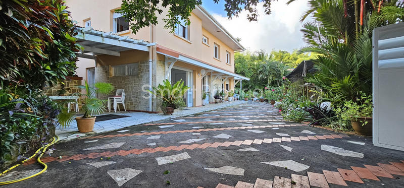 Maison - 239 m² - 9 pièces