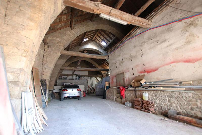 Maison - 1 300 m² - 40 pièces