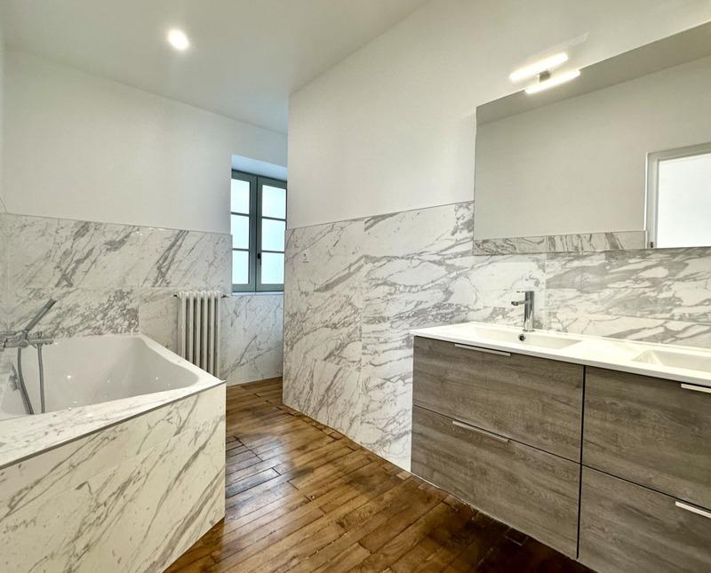 Maison - 330 m² - 10 pièces