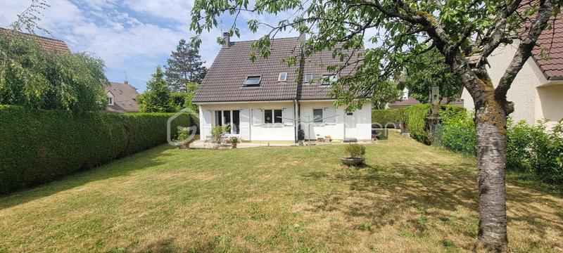 Maison traditionnelle - 151 m² - 6 pièces