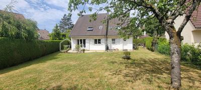 Maison traditionnelle - 151 m² - 6 pièces