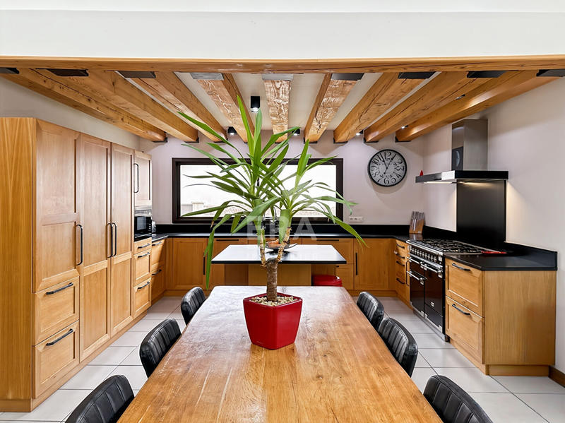 Maison - 207 m² - 8 pièces