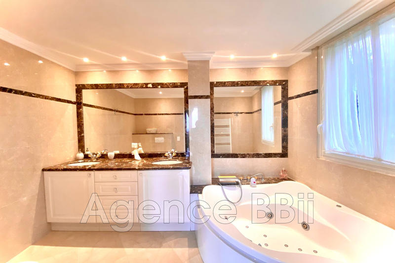 Villa - 320 m² - 6 pièces