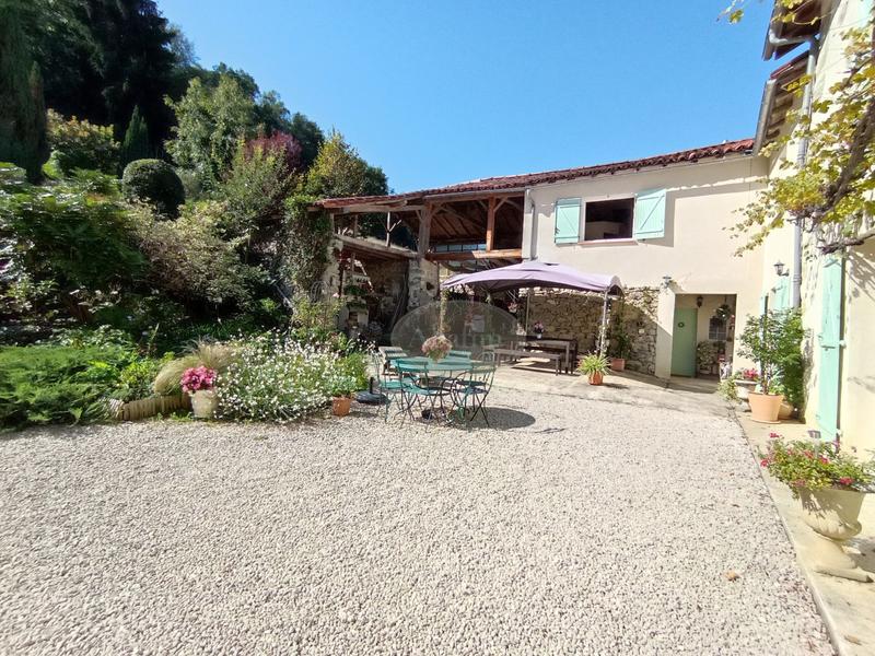 Maison - 250 m² - 10 pièces