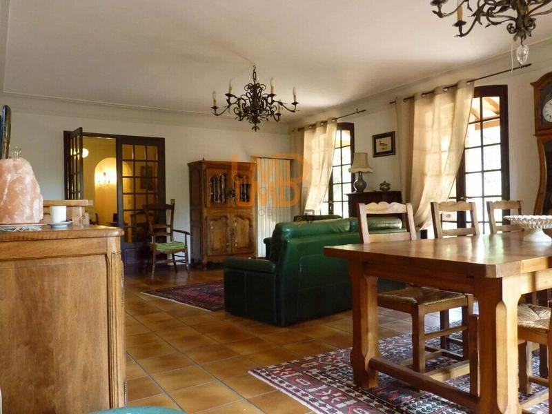 Propriété - 222 m² - 6 pièces