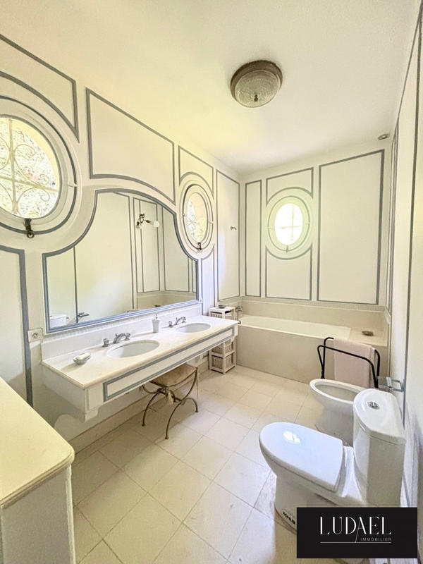 Maison - 300 m² - 11 pièces