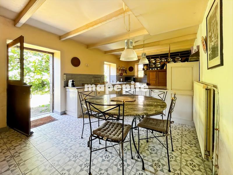 Maison - 1 275 m² - 19 pièces