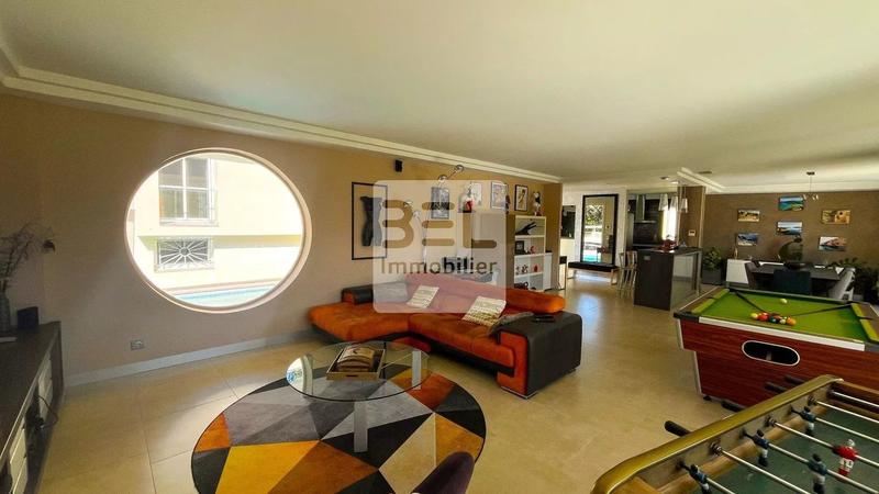 Villa - 258 m² - 8 pièces