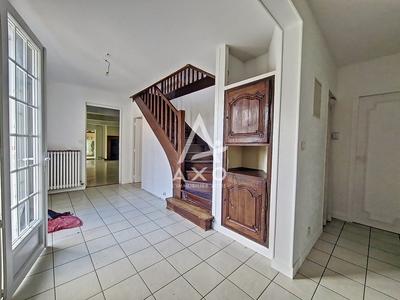 Maison - 216 m² - 8 pièces