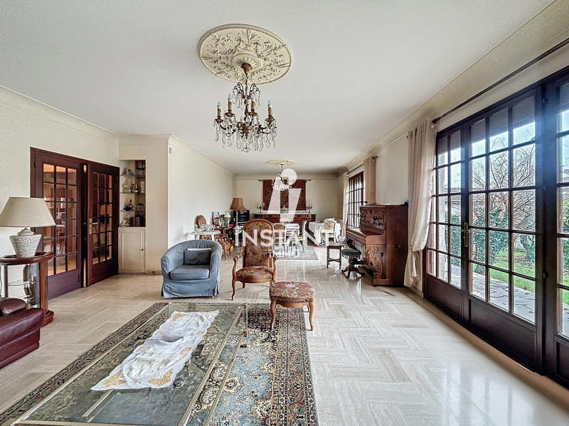 Maison traditionnelle - 200 m² - 8 pièces