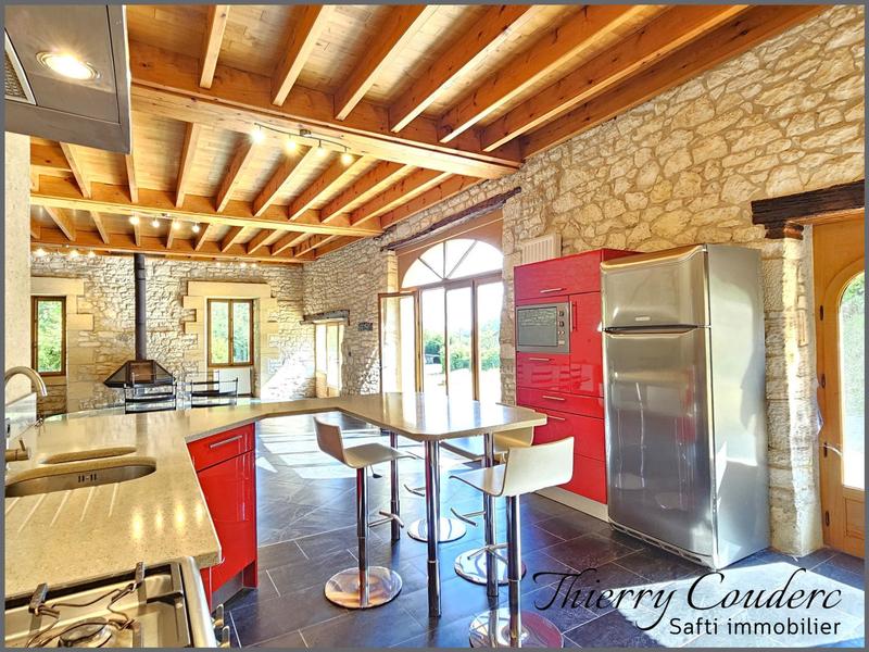 Maison - 213 m² - 9 pièces