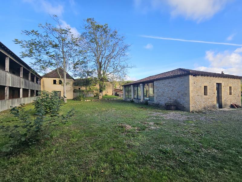 Maison - 2 135 m² - 52 pièces