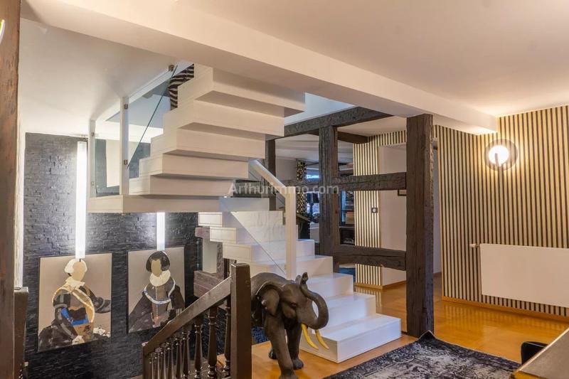 Maison - 650 m² - 11 pièces