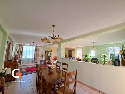 Maison - 240 m² - 8 pièces