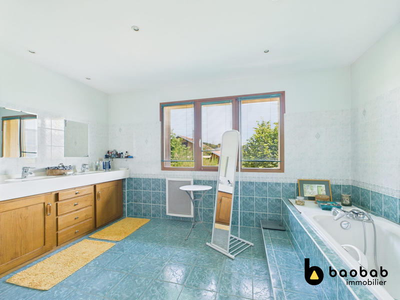 Maison - 320 m² - 12 pièces