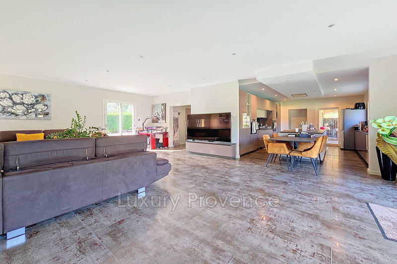 Propriété - 360 m² - 10 pièces