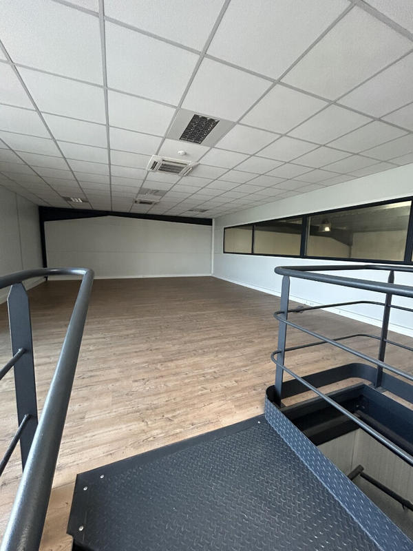 Local d'activité / Entrepôt - 210 m² - 1 pièce