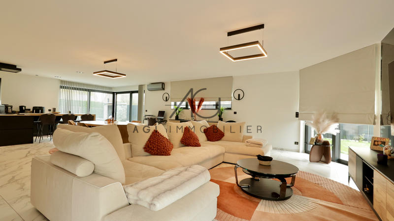 Maison - 228 m² - 5 pièces