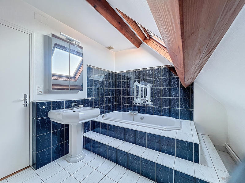 Maison - 215 m² - 10 pièces