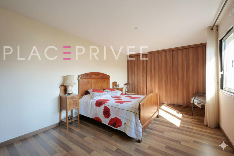 Maison - 225 m² - 7 pièces