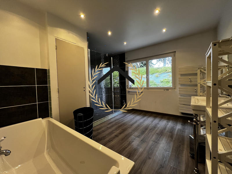 Maison - 297 m² - 8 pièces